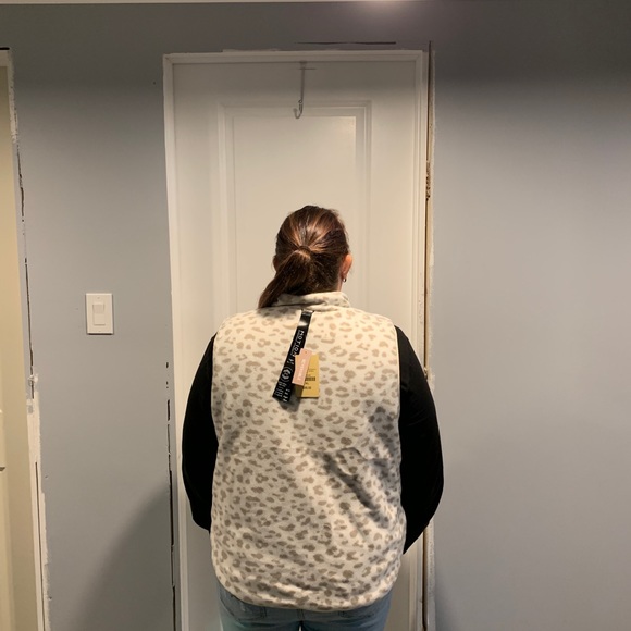 NWT-Motion, Beige, Leopard, Vest - Picture 14 of 15